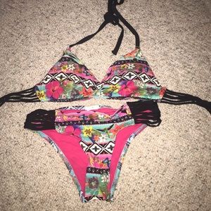 Super fun tropical bikini 🌸